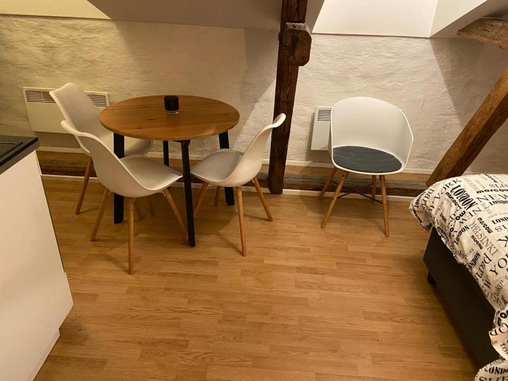 Lägenhet Attic Floor In City! 918